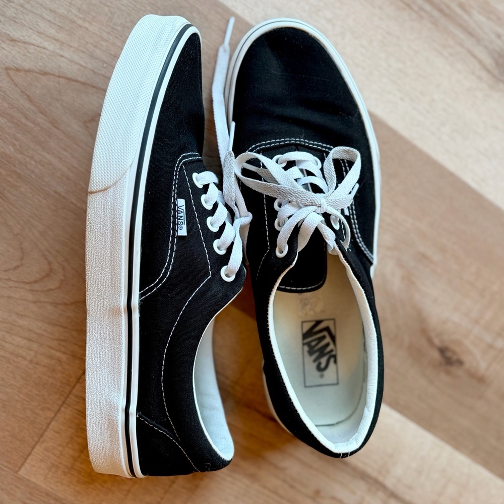 Vans Era Black Classic low-top sneakers